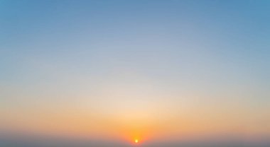 Gün batımı gökyüzü. Soyut doğa arka planı. Dramatik mavi ve turuncu