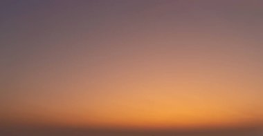 Gün batımı gökyüzü. Soyut doğa arka planı. Dramatik mavi ve turuncu