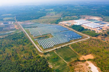 Çiftlikteki çatıdaki güneş panelleri veya güneş hücrelerinin hava görüntüsü. 