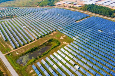 Çiftlikteki çatıdaki güneş panelleri veya güneş hücrelerinin hava görüntüsü. 