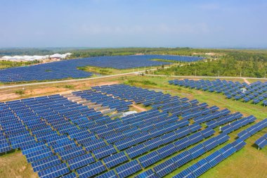 Çiftlikteki çatıdaki güneş panelleri veya güneş hücrelerinin hava görüntüsü. 