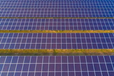 Çiftlikteki çatıdaki güneş panelleri veya güneş hücrelerinin hava görüntüsü. 