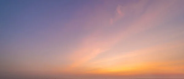 Ο ουρανός του ηλιοβασιλέματος. Αφηρημένο φυσικό φόντο. Δραματικό μπλε και πορτοκαλί — Φωτογραφία Αρχείου