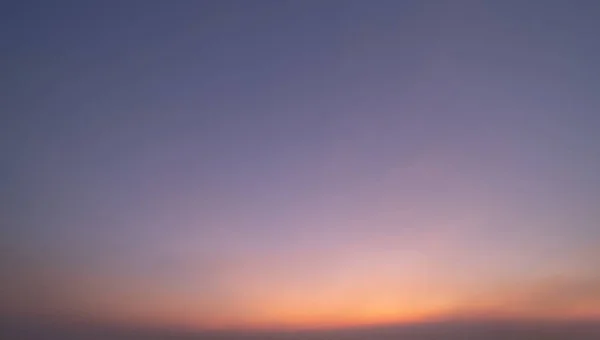 Небо солнца. Абстрактный природный фон. Драматический синий и оранжевый — стоковое фото
