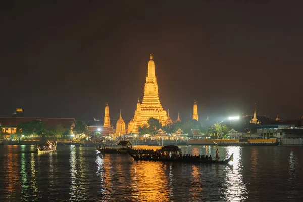 The Temple of Dawn, Wat Arun, with the royal barge procession fo — Stock Photo, Image