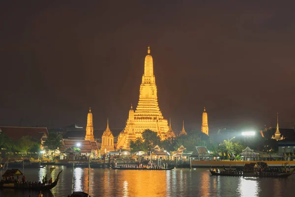 El Templo del Amanecer, Wat Arun, con la procesión de la barcaza real fo — Foto de Stock
