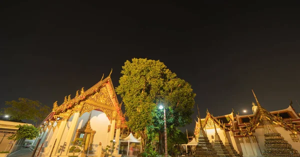 Wat Phra Chetuphon or Wat Pho, a Buddhist temple illuminated at — Stock Photo, Image