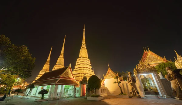 Wat Phra Chetuphon or Wat Pho, a Buddhist temple illuminated at — Stock Photo, Image