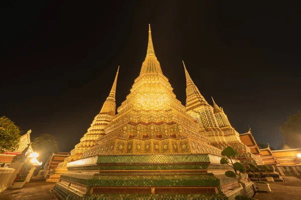 Wat Phra Chetuphon or Wat Pho, a Buddhist temple illuminated at — Stock Photo, Image