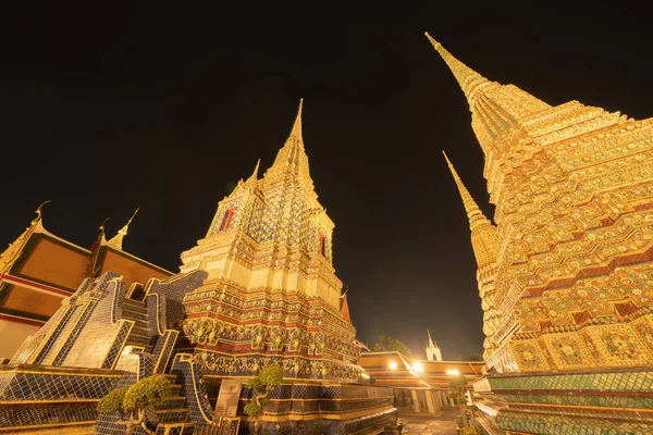 Wat Phra Chetuphon o Wat Pho, un templo Buddhist iluminado en — Foto de Stock