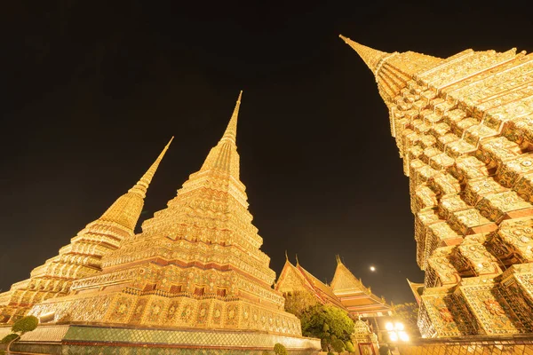 Wat Phra Chetuphon o Wat Pho, un templo Buddhist iluminado en — Foto de Stock