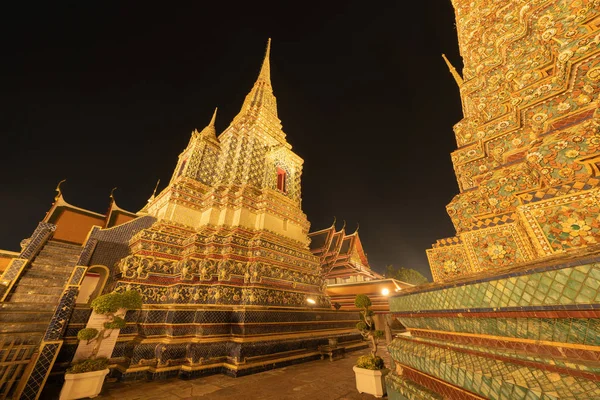 Wat Phra Chetuphon o Wat Pho, un templo Buddhist iluminado en — Foto de Stock