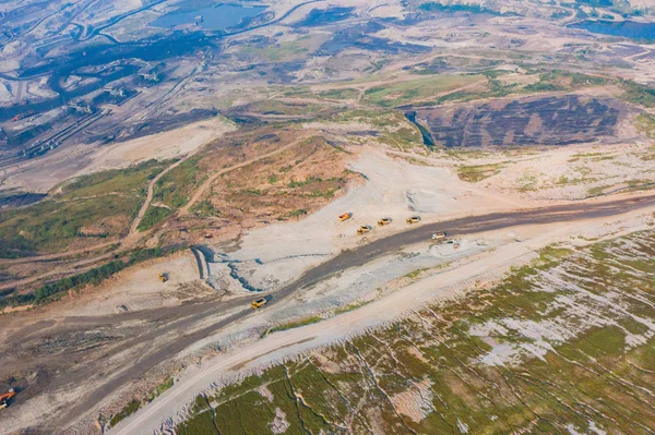 Vista aérea de la máquina excavadora camiones excavación minería de carbón o mineral w — Foto de Stock