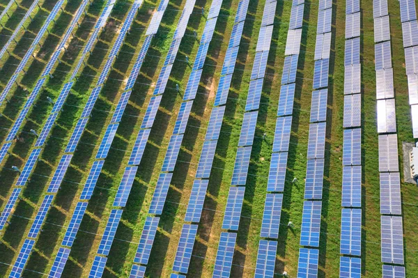 Vista aérea de painéis solares ou células solares no telhado na fazenda . — Fotografia de Stock