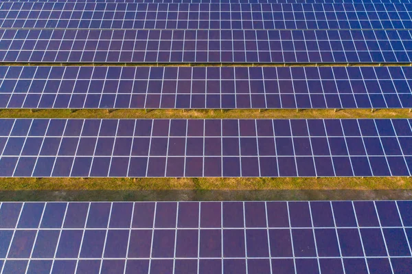 Widok z lotu ptaka paneli słonecznych lub ogniw słonecznych na dach gospodarstwa. — Zdjęcie stockowe