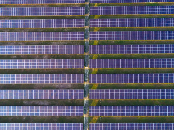 Luftaufnahme von Sonnenkollektoren oder Solarzellen auf dem Dach eines Bauernhofes. — Stockfoto