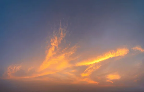 Auringonlaskun taivas. Abstrakti luontotausta. Dramaattinen sininen ja oranssi — kuvapankkivalokuva