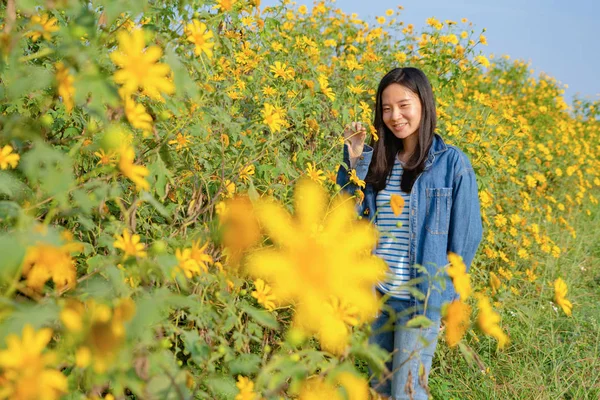 Portret szczęśliwej Azjatki cieszącej się i relaksującej w Tree Mari — Zdjęcie stockowe