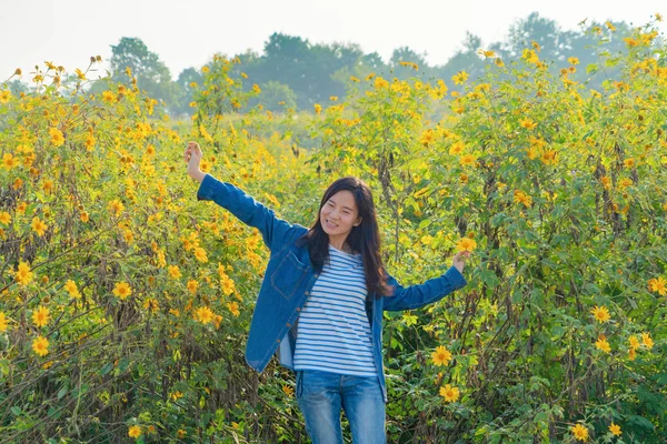 Portret szczęśliwej Azjatki cieszącej się i relaksującej w Tree Mari — Zdjęcie stockowe