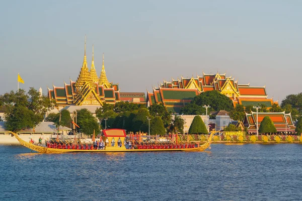 The Golden Grand Palace with the royal barge procession for The — Stock Photo, Image