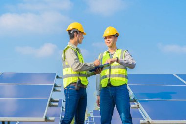 İnsan ya da mühendis portresi, insan, güneş panelleri ya da