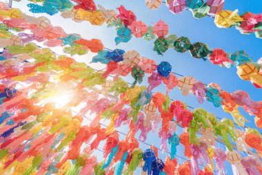 Seyahat ve tatilde renkli fenerler ya da lambalar 