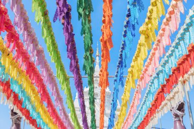 Seyahat ve tatilde renkli fenerler ya da lambalar 