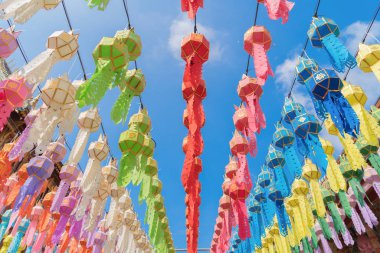 Seyahat ve tatilde renkli fenerler ya da lambalar 