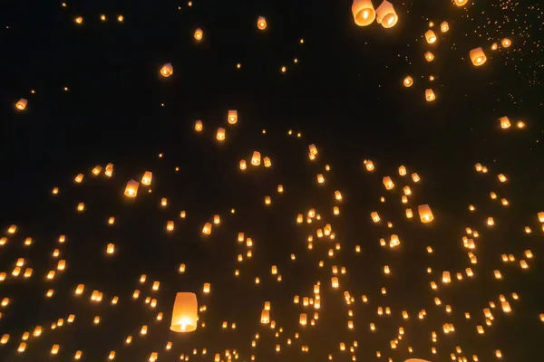 Таїландці випускають з неба ліхтарі або лампу для поклоніння Баду. — стокове фото
