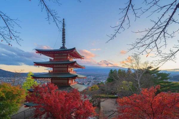 Chureito Pagoda Templo com folhas de bordo vermelho ou folhagem de queda em — Fotografia de Stock