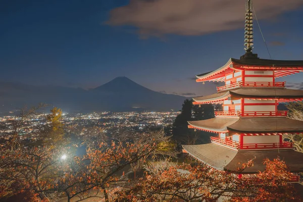 Templo de la pagoda Chureito con hojas de arce rojo o follaje de otoño en — Foto de Stock