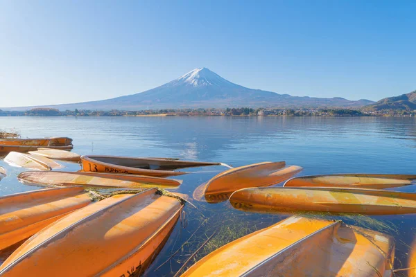 Montaña Fuji y barcos en la orilla al mediodía cerca de Fujikawaguchik — Foto de Stock