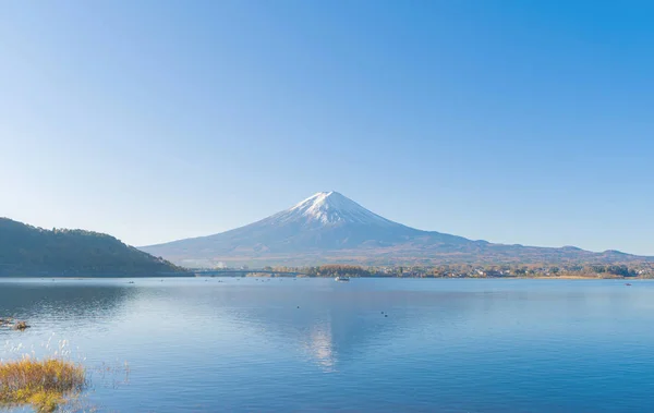Reflejo de la montaña Fuji con cielo azul cerca de los cinco lagos de Fuji , — Foto de Stock