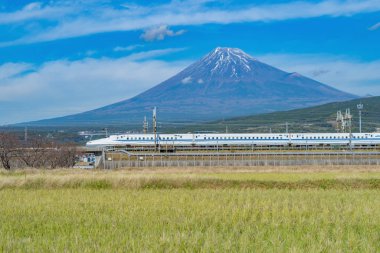 Shinkansen treni. Hızlı tren, Mountai 'den geçiyor.