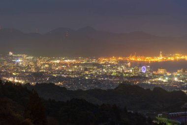 Endüstriyel Petrokimya petrol rafinerisi ve deniz havadan görünümü 