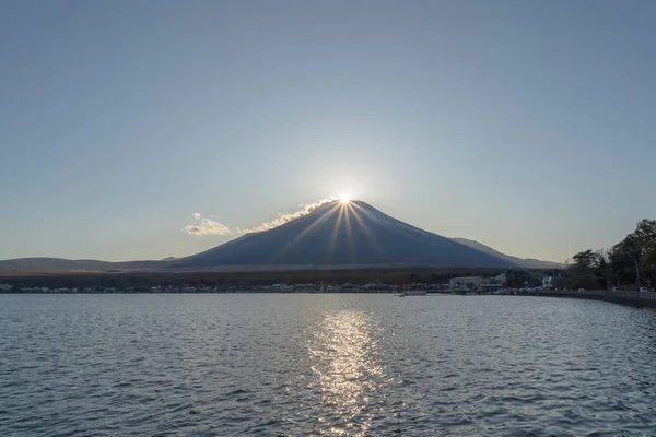 Fuji Diamond en el lago Yamanaka en temporada de invierno. Diamond Fuji es — Foto de Stock
