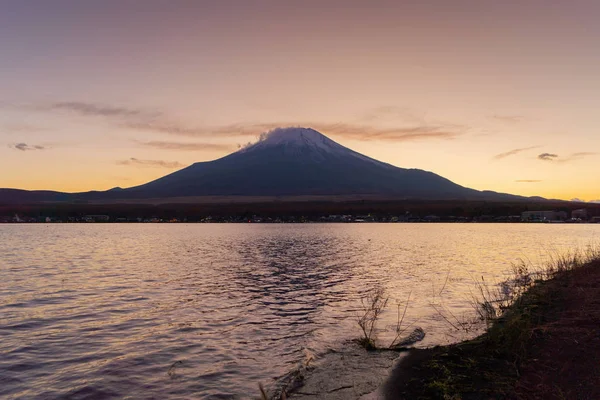 Reflejo de la montaña Fuji con cielo azul cerca de los cinco lagos de Fuji , — Foto de Stock