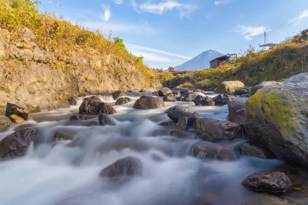 Hora Fuji a vodopád s kameny u řeky Shiba. Nature l — Stock fotografie