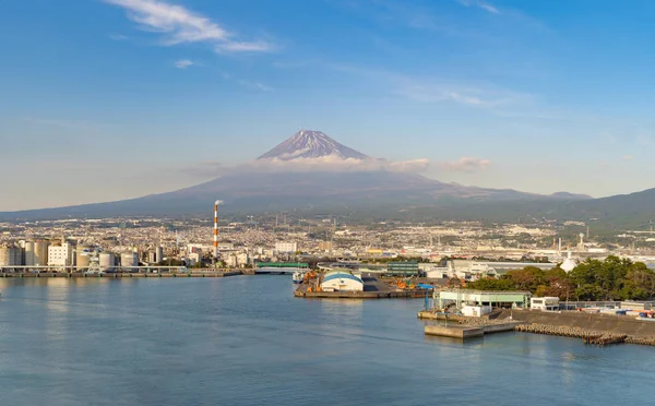 Vista aérea de la montaña Fuji cerca del área industrial, fábrica, Japa — Foto de Stock