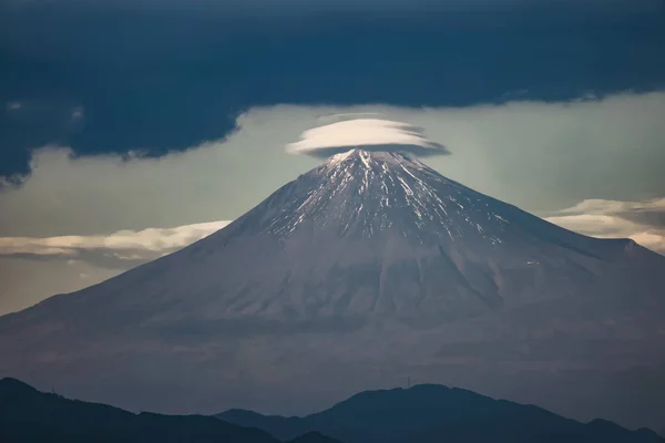 Vue aérienne de la montagne Fuji avec nuage de chapeau près de la zone industrielle — Photo