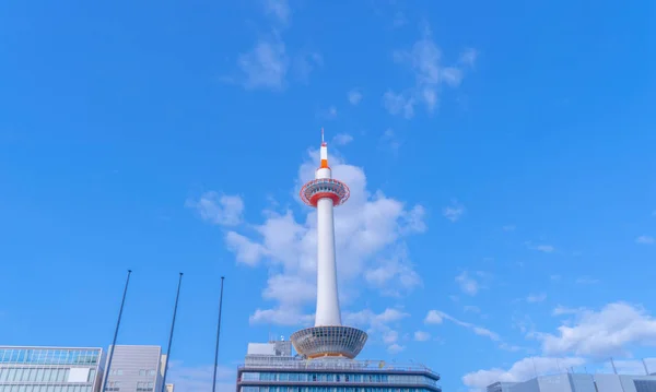 Kyoto Tower Station με φόντο το γαλάζιο του ουρανού στο κέντρο του Κιότο. — Φωτογραφία Αρχείου