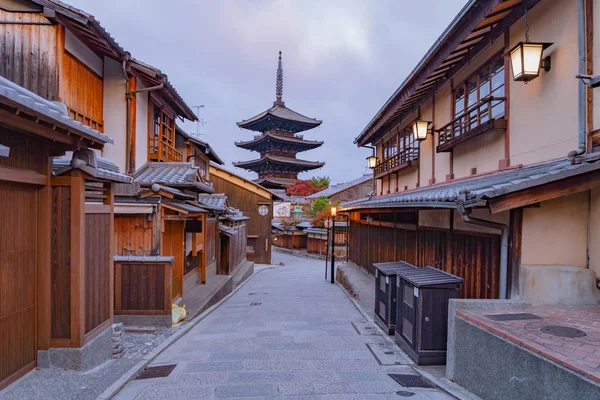 Templo de Yasaka Pagoda com casas japonesas em férias de viagem vac — Fotografia de Stock