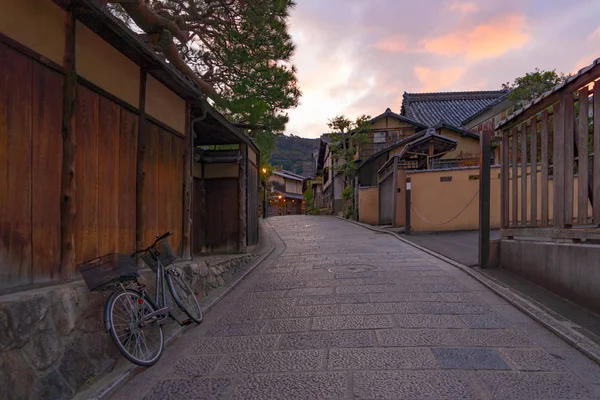 Cidade velha com casas japonesas em viagens férias viagem o — Fotografia de Stock