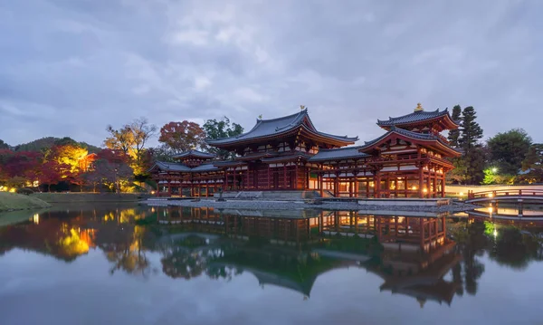 Byodoin Tempel Pagode und See mit roten Ahornblättern oder Herbst fol — Stockfoto