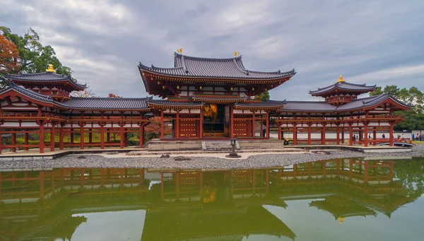 Byodoin Temple Pagoda and lake with red maple leaves or fall fol — Stock Photo, Image