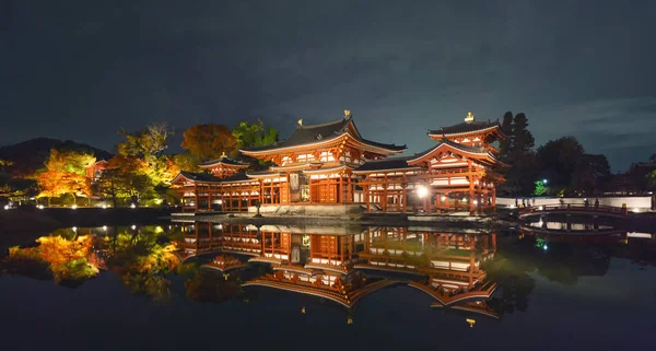 Byodoin Temple Pagoda i jezioro z czerwonymi liśćmi klonu lub fol spadek — Zdjęcie stockowe