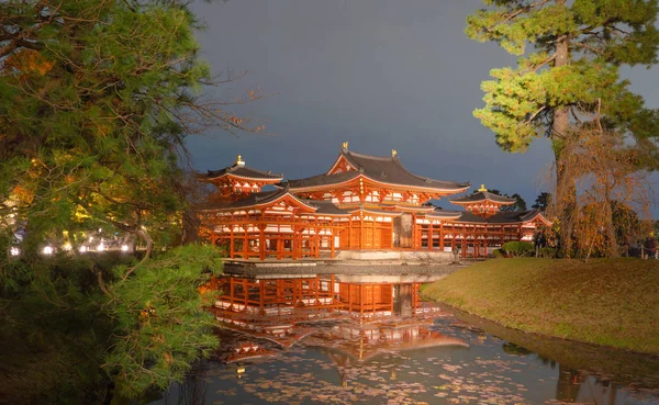 Byodoin Temple Pagoda and lake with red maple leaves or fall fol — 스톡 사진