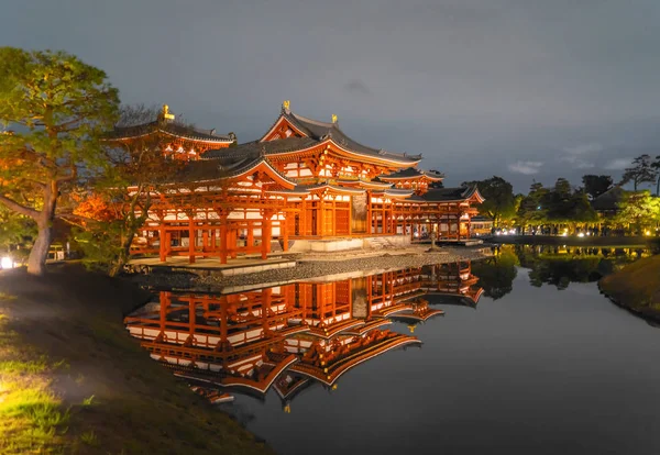 Byodoin Temple Pagode e lago com folhas de bordo vermelho ou queda fol — Fotografia de Stock