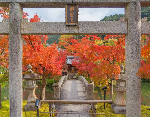 Eikando zenrinji Tempel mit roten Ahornblättern oder Laub im Herbst — Stockfoto