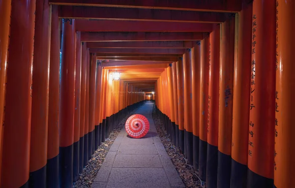 Paraguas tradicional rojo japonés en Fushimi Inari Taisha in tra — Foto de Stock